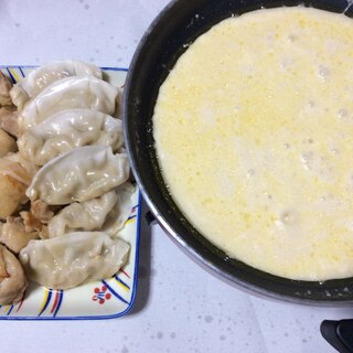 鶏肉ソテーと餃子の牛乳フォンデュ